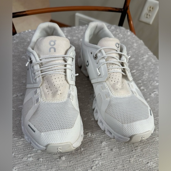 On Running White Sneakers Cloud 6 size 6.5 - Picture 2 of 12
